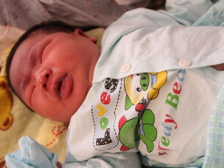 Bố bé trai chào đời nặng kỷ lục 7,1kg: “Lúc đầu tôi không tin, phải mang con đi cân lại”