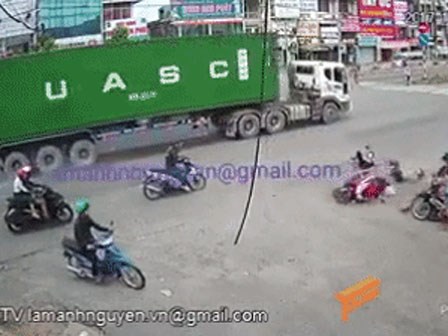 Chàng trai cố tình tạt đầu xe container và hậu quả khiến người ta rùng mình