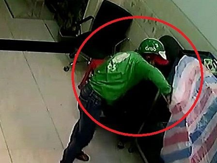 Thanh niên mặc áo, đội mũ Grab Bike phá khóa, trộm đồ lúc rạng sáng