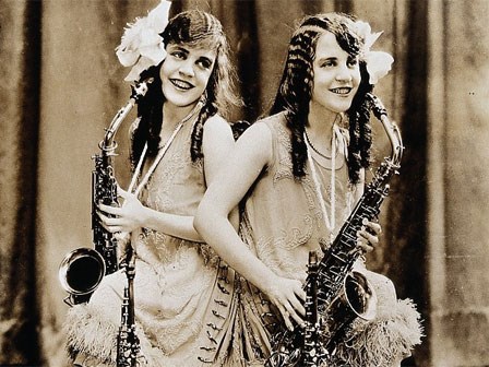 Cặp song sinh liền thân xinh đẹp nhất thế giới, kết hôn với hai ông chồng nhưng đến chết vẫn cô quạnh