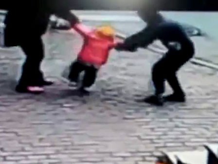 Bắt cóc trẻ em trắng trợn, giằng em bé đang đi bộ với bố