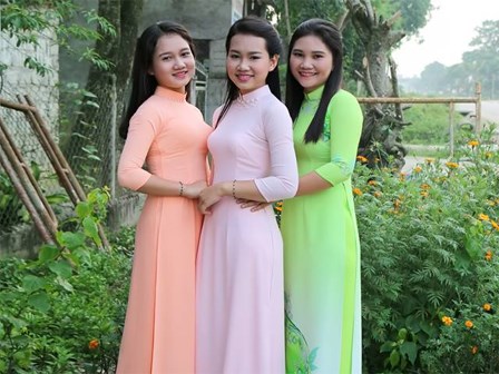 Một bức ảnh chụp 3 người phụ nữ, dân mạng tranh cãi ai là mẹ, ai là con
