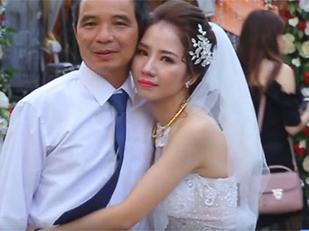 Cảm động clip người cha âm thầm dõi theo con gái về nhà chồng