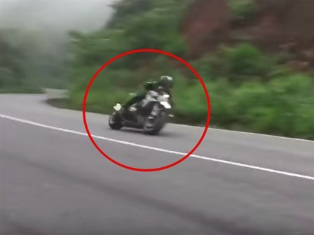 Clip nam thanh niên chạy xe PKL mất lái lao xuống sườn đèo Bảo Lộc sau màn ôm cua tốc độ cao khiến nhiều người thót tim