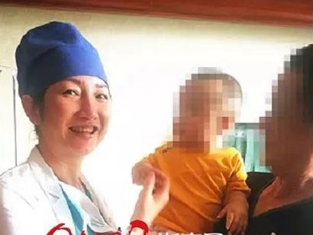 Bé trai 10 tháng tuổi bị sỏi thận do bố mẹ lười thay bỉm cho con