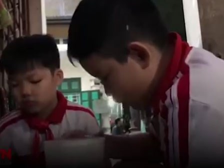 Thanh niên lớp 3 buôn chuyện như 2 ông già