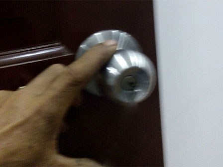 Than thở bố chồng vô duyên, 5 giờ sáng xông vào phòng đòi bế cháu, mẹ trẻ được 