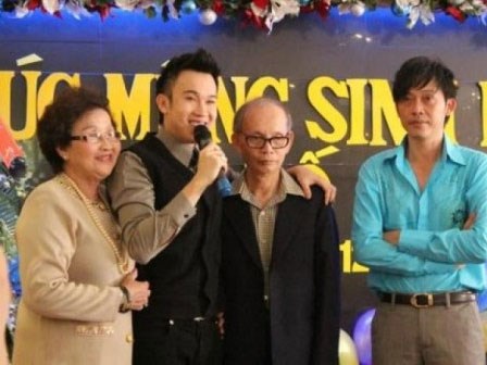 Hoài Linh xúc động bật khóc khi nghe cha phát biểu trong sinh nhật mẹ