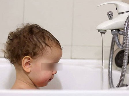 Bố mẹ ra ngoài đánh bạc, bỏ mặc con 19 tháng chết đuối trong bồn tắm