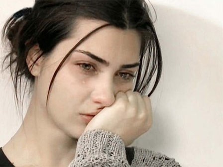 Đi chụp ảnh cưới, vừa thấy tôi mặc váy cúp ngực, anh hét lên: “Đồ lẳng lơ, thay ngay đi”