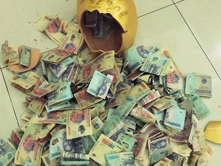 Ngày 20/10, món quà giấu sau lưng chồng khiến vợ sung sướng, bật khóc xúc động-1