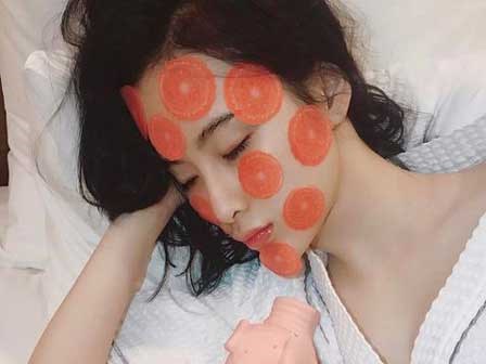 Khi phải trang điểm cả ngày, các mỹ nhân nổi tiếng hồi phục da như thế nào?