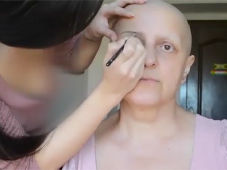 Bà mẹ bị ung thư được con gái trang điểm gây xúc động người xem