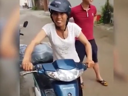 Cười ngất với màn dạy chị gái đi xe máy