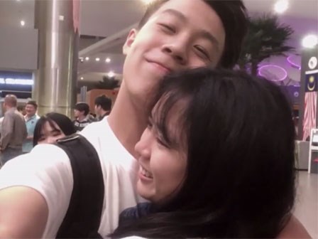 Chàng trai bí mật đặt mua vé máy bay để tiễn bạn gái đi du học gây bão mạng