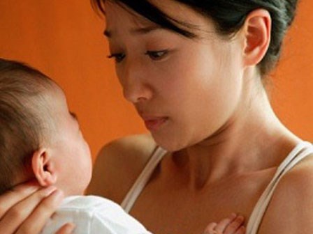 Gia đình chồng ép tôi nuôi con rơi của chồng bằng chính dòng sữa của mình