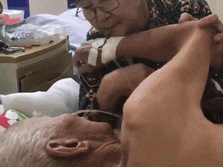 Chuyện tình thời 'ông bà anh': Cảm động cụ bà ân cần động viên khi chồng nằm trên giường bệnh