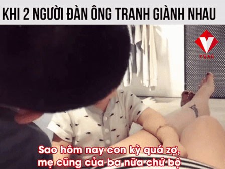 Cậu bé khiến người xem 'cười đau ruột' khi nhất quyết không cho bố chạm vào mẹ