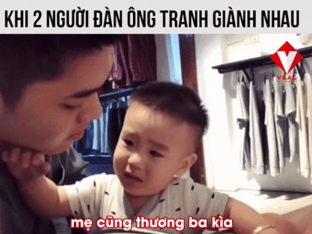 Cậu bé khiến người xem 'cười đau ruột' khi nhất quyết không cho bố chạm vào mẹ