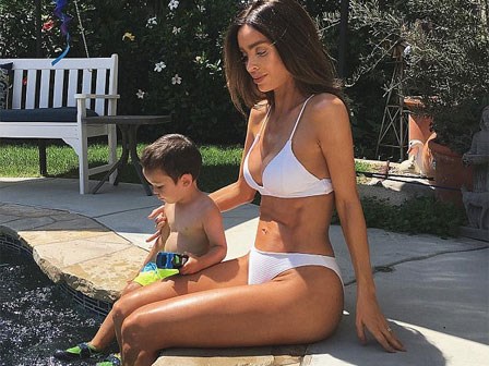 Siêu mẫu từng gây sốc với bụng bầu phẳng lì khoe ảnh mặc quần jeans bó sát chỉ 3 ngày sau sinh