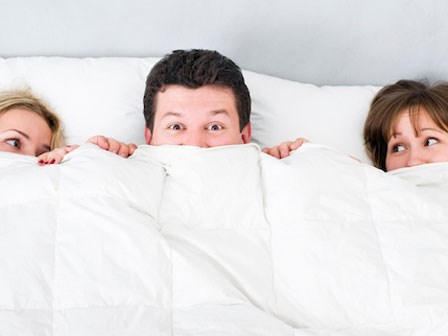 Đau đầu với cô em chồng đêm nào cũng đòi ngủ chung với anh trai vì... sợ ma