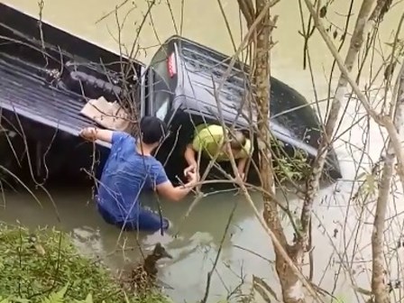 Lái xe mải nói chuyện, ô tô bán tải lao thẳng xuống ao