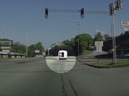 Phút kinh hoàng em bé 4 tuổi văng ra khỏi xe buýt ngay trên đường cao tốc đông đúc