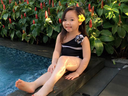 Bị mẹ tét mông, bà cụ non 5 tuổi tự quay clip tâm sự: Mẹ tớ thế đấy các bạn ạ, bảo yêu mình mà lại đánh mình-6