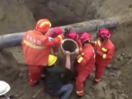 Bé 2 tuổi thụt xuống hố sâu 6 mét khi đang chơi cùng mẹ