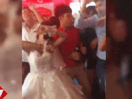 Cô dâu chất chơi nhất năm: Đeo kính đen 'quẩy' sung hết nấc trong đám cưới