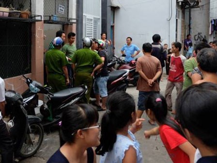 Ảo giác phê ma túy đá, người đàn ông cầm kéo doạ giết chết vợ và con trai