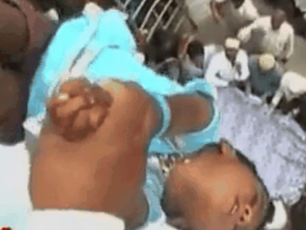 Tục lệ khắc dấu lên đầu trẻ em để đánh dấu thành viên gia tộc ở Châu Phi khiến ai chứng kiến cũng rùng mình-14