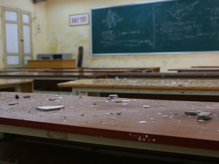 Bên trong ngôi trường học sinh phải đội mũ bảo hiểm ngồi học