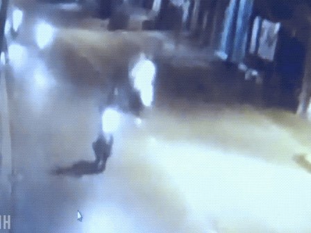 Pha tai nạn kinh hoàng trên phố: 2 xe máy đối đầu, người tử vong tại chỗ, kẻ cấp cứu nguy kịch