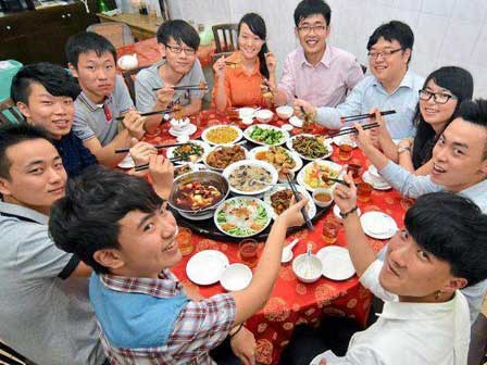 Cô gái trẻ ấm ức 