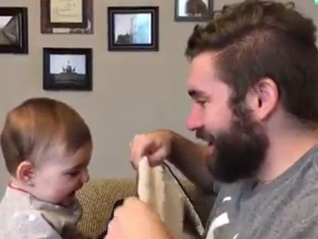 Phản ứng bất ngờ của em bé khi bố cạo râu
