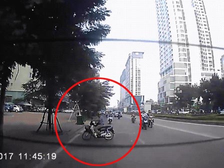 Bị quăng xe ra giữa đường 