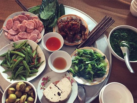 Mâm cơm ngày chủ nhật giá 100 nghìn gây tranh cãi, người nhà chê ki bo, người ngoài bảo thế cũng đủ ngon
