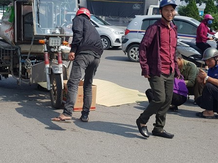 Vợ tài xế ba gác rơi xuống đường tử vong sau cú phanh bất ngờ để tránh xe chạy ngược chiều