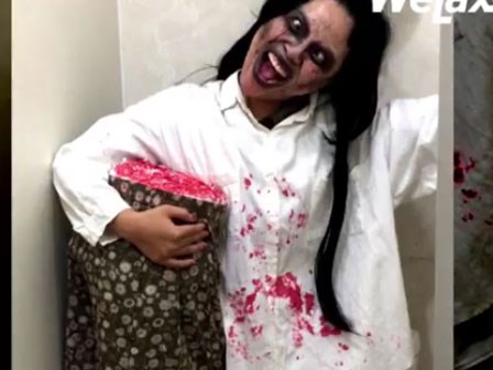 Chặt đứt đôi người doạ ma Halloween