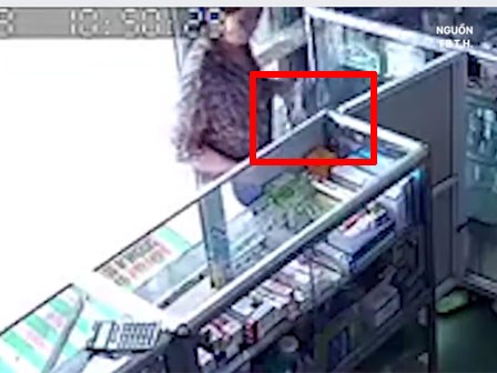 Giả vờ mua thuốc, bà lão 