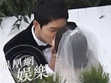 Song Joong Ki hôn Song Hye Kyo say đắm trong lễ cưới