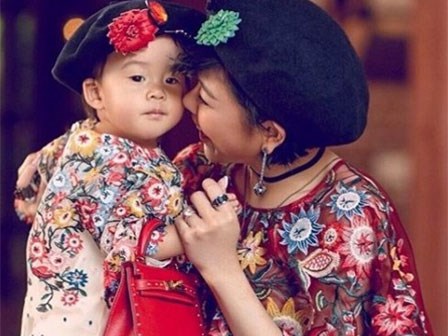Trời định con nhờ phúc mẹ, 3 bà mẹ này sinh con trai thì khí chất ngời ngời, sinh con gái thì số giàu “nứt đố đổ vách”