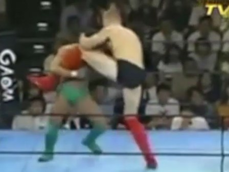 Khổng lồ 2m10 - 130kg, 3 lần sấp mặt bởi