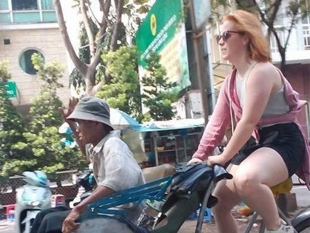 Thấy bác xích lô già yếu, cô tây xung phong chở bác đi dạo phố Sài Gòn luôn!