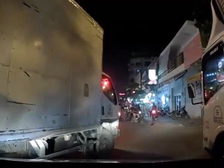 3 tài xế xe tải hung hăng chặn đường hăm dọa, đòi đánh người lái ô tô Grab
