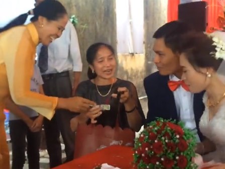Độc đáo đám cưới ở Bắc Ninh, có người cầm túi nhận tiền mừng cho cô dâu, chú rể