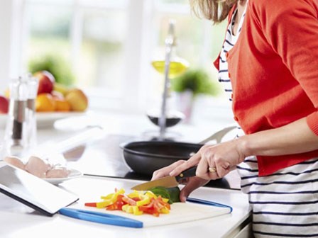 Đã sống riêng nhà, nàng dâu trẻ vẫn ấm ức vì đến bữa là chị chồng đem cả chồng con sang ăn cơm ké