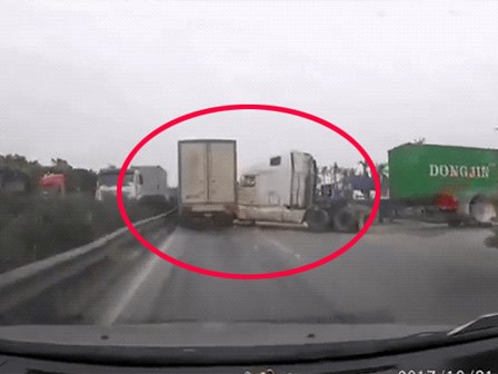 Hơn thua từng mét đường, tài xế 