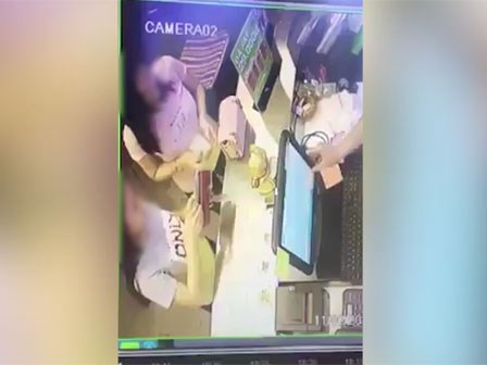 Clip: Vào mua trà đào, 2 hot girl tiện tay 